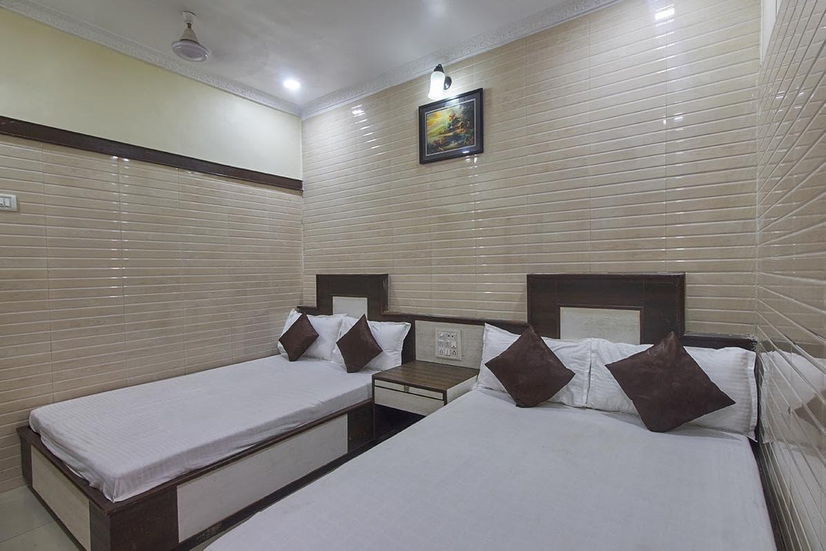 Plaza Guest House Мумбай Екстериор снимка